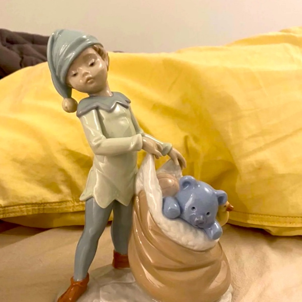 (No.7) lladro with box perfect condition. It is Christmas limited collection!